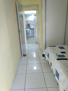 um quarto com uma cama num piso em azulejo em Recife Centro Apartamento no Recife