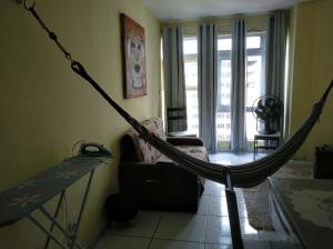 uma rede de descanso numa sala de estar com uma cadeira em Recife Centro Apartamento no Recife