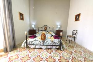 Giường trong phòng chung tại Senglea medieval house