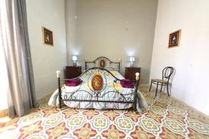 una camera da letto con un letto e una sedia di Senglea medieval house a Senglea