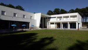 HI Ovar - Pousada de Juventude في أوفار: مبنى أبيض كبير مع حديقة أمامه