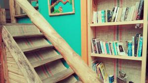 a wooden staircase with books in a library at Hostal Colina de Lluvia in Filandia
