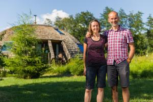 O familie care stă la Au-Dela des Nuages, Maison d'hôtes insolite & SPA