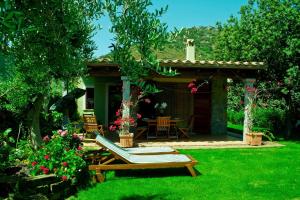 a garden with a hammock and a house at Villa Sweet Simius in Villasimius
