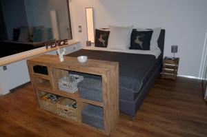 1 dormitorio con cama y mesa de madera en Bannwaldseestudio, en Halblech