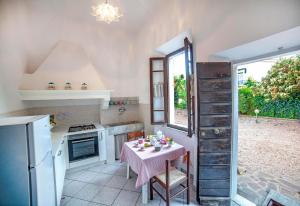 A kitchen or kitchenette at Villa Rosa de Mar