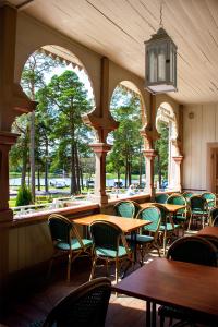 an empty restaurant with tables and chairs and windows at Poroholman Lomakeskus in Rauma