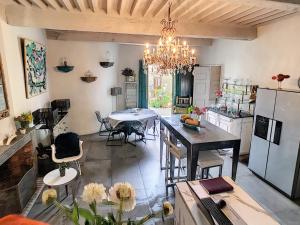 格里尼昂的住宿－La vie de chateau，一间带桌子的厨房和一间餐厅
