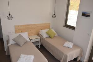 Cette chambre comprend 2 lits et une fenêtre. dans l'établissement B&B Nicole, à Santa Maria del Cedro