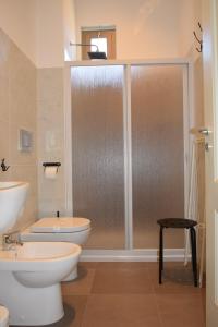 La salle de bains est pourvue d'une douche, de toilettes et d'un lavabo. dans l'établissement B&B Nicole, à Santa Maria del Cedro