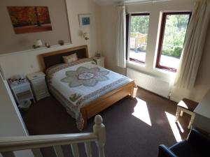 1 dormitorio con cama y ventana en Heatherdale B & B, en Gairloch