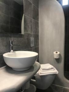 Ванная комната в Muses Rooms Milos