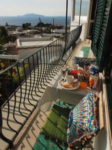 una mesa en un balcón con una comida en Il Gelso en Anacapri