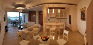 a kitchen and living room with a table and chairs at Sea's the Day Villa in Drage