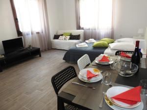 uma sala de estar com uma mesa de jantar e um sofá em Kathopouli Apartment in Ilha de Rhodes