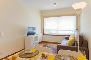 ein Wohnzimmer mit einem Tisch und einem Sofa in der Unterkunft Home Music Apartments in Porto