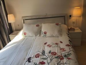 Een bed of bedden in een kamer bij MARBELLA CALLE EL FUERTE APARTAMENT