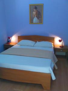 1 dormitorio con 1 cama grande y paredes azules en Apartment Josip, en Ston