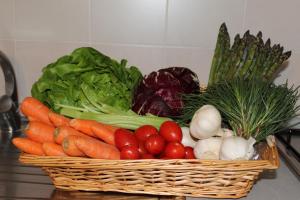 una cesta de verduras sentada en un mostrador en Agriturismo I Portici, en Gatteo a Mare