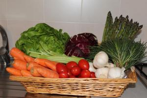 einen Korb mit Gemüse auf einer Theke in der Unterkunft Agriturismo I Portici in Gatteo a Mare
