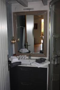 a bathroom with a sink and a mirror at Il Sole in Le Puy-Sainte-Réparade