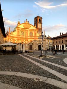 Foto da galeria de Emma Home adiacente alla Piazza Ducale em Vigevano