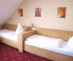 two twin beds in a room with at Gasthof Kern in Idstein