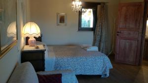 Tempat tidur dalam kamar di Magiche Langhe
