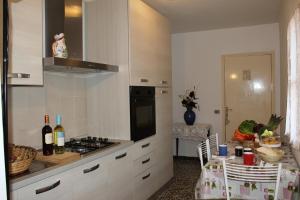 eine Küche mit einem Herd und einem Tisch mit einem sidx sidx in der Unterkunft Agriturismo I Portici in Gatteo a Mare