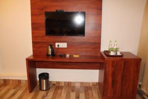 TV a/nebo společenská místnost v ubytování Red Crown Hotel