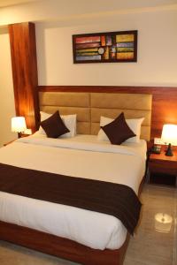 Postel nebo postele na pokoji v ubytování Red Crown Hotel