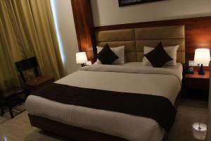 Postel nebo postele na pokoji v ubytování Red Crown Hotel