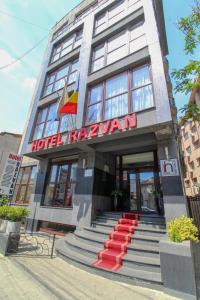 een hotel niagaraani-gebouw met een trap ervoor bij Hotel Razvan in Boekarest