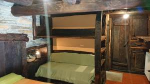 een slaapkamer met 2 stapelbedden in een hut bij Casa O´Crego in San Román