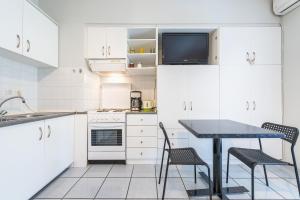 A kitchen or kitchenette at Zenios Kisamos-Pretty comfy studio