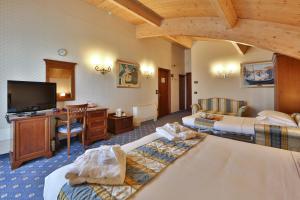 Televízia a/alebo spoločenská miestnosť v ubytovaní Best Western Classic Hotel