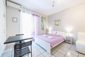 - une chambre avec un lit et un bureau dans l'établissement Zenios Kisamos-Pretty comfy studio, à Athènes