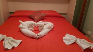 un bebé recién nacido envuelto en una toalla en una cama en B&B La dolce siesta, en Locogrande