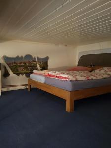 - une chambre avec 2 lits jumeaux dans l'établissement Ferienwohnung Spreter, à Zimmern ob Rottweil