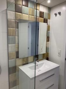 a bathroom with a white sink and a mirror at FH COCOLISO I in Altea