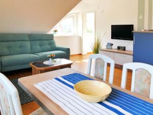 ein Wohnzimmer mit einem Tisch und einem Sofa in der Unterkunft Ferienwohnungen Fründt in Prerow