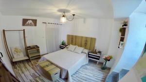 1 dormitorio con cama y espejo en El Refugio de Chloe, en Villar de Ves