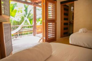Tempat tidur dalam kamar di Hotel Buenavista Bacalar - Yoga & Meditation Included