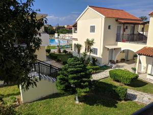 Bazén v ubytování Tondoris Apartments nebo v jeho okolí