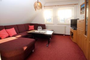 ein Wohnzimmer mit einem Sofa und einem Tisch in der Unterkunft Ferienwohnungen Thorsten Fründt in Prerow