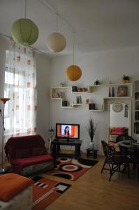 ein Wohnzimmer mit einem Sofa und einem TV in der Unterkunft Apartment Angie in Belgrad