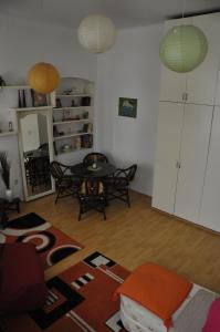 ein Wohnzimmer mit einem Tisch und einem Esszimmer in der Unterkunft Apartment Angie in Belgrad