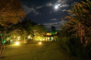 Ein Park in der Nacht mit dem Mond am Himmel in der Unterkunft Pousada Celeiro do Gutto in Cunha