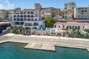 Bazén v ubytování PALMA city HOTEL nebo v jeho okolí