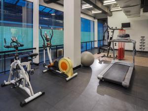een fitnessruimte met diverse fitnessapparatuur in een kamer bij Swiss-Belinn Medan in Medan